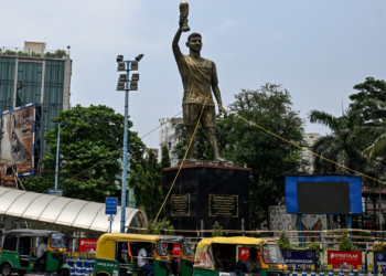 Estátua gigante de Messi na Índia será removida por risco de desabar