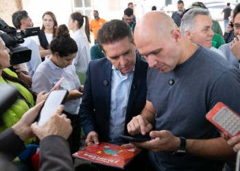 Sérgio Ricardo aponta milhões jogados fora com livros de informática e educação financeira que não serão utilizados em Cuiabá