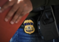 Maior centro de detenção de imigrantes nos EUA é alvo de ação judicial após denúncias de abusos