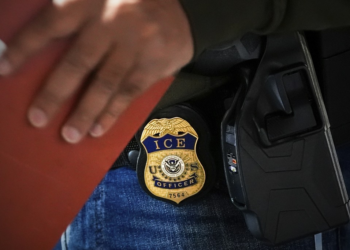 Maior centro de detenção de imigrantes nos EUA é alvo de ação judicial após denúncias de abusos