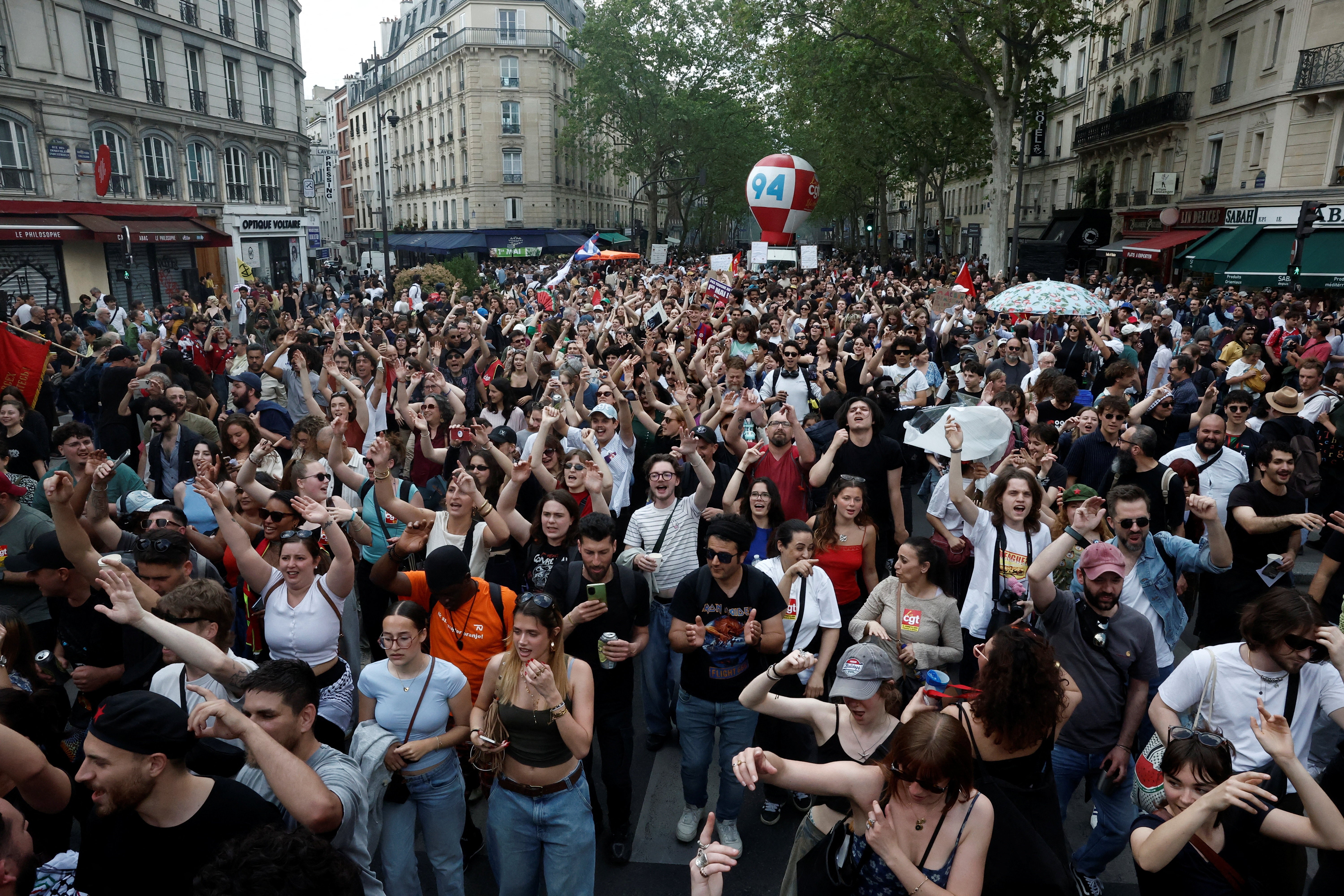 Manifestantes entram em confronto com a polícia durante marcha sindical do Dia do Trabalho em Paris