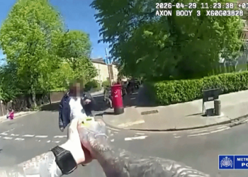 VÍDEO mostra suspeito de ataque avançando com uma faca contra policiais em Londres
