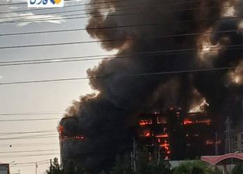 Incêndio atinge shopping em Teerã