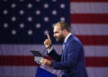 Eduardo Bolsonaro reforça 'Tariflávio' ao sugerir negociar Pix com os EUA