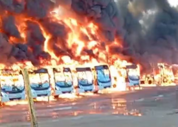 Incêndio de grandes proporções destrói 27 ônibus em garagem; veja vídeo