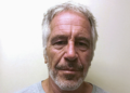 Brasileira vítima de Epstein dorme armada após receber ameaças: ‘Medo de que entrem na minha casa’