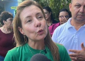 Flávia Moretti decreta corte de 50% nos gastos e congela convocação de aprovados em concursos