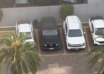 Ladrão rouba celular, foge pela mata e tenta se esconder embaixo de carro em Cuiabá