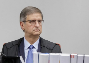 PGR contraria Moraes e defende lei que pode reduzir pena de Bolsonaro e de réus do 8 de janeiro
