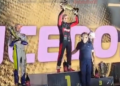 Mauro Mendes entrega troféu a Nelsinho Piquet por vitória na Stock Car em Cuiabá; vídeo