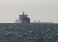 Petróleo abre em alta após Irã anunciar fechamento de Hormuz