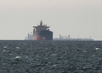 Petróleo abre em alta após Irã anunciar fechamento de Hormuz
