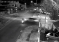 Câmera de segurança flagra acidente entre carro e moto na Vila Nova