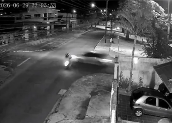 Câmera de segurança flagra acidente entre carro e moto na Vila Nova