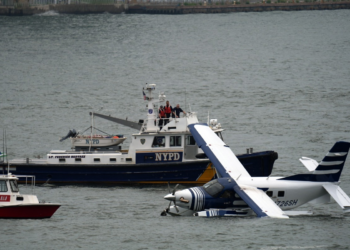Aeronave faz pouso forçado em rio de Nova York; passageiros foram resgatados sem ferimentos
