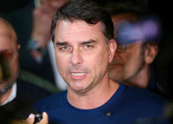 Moraes atende parecer da PGR e manda PF ouvir Flávio em ação por calúnia