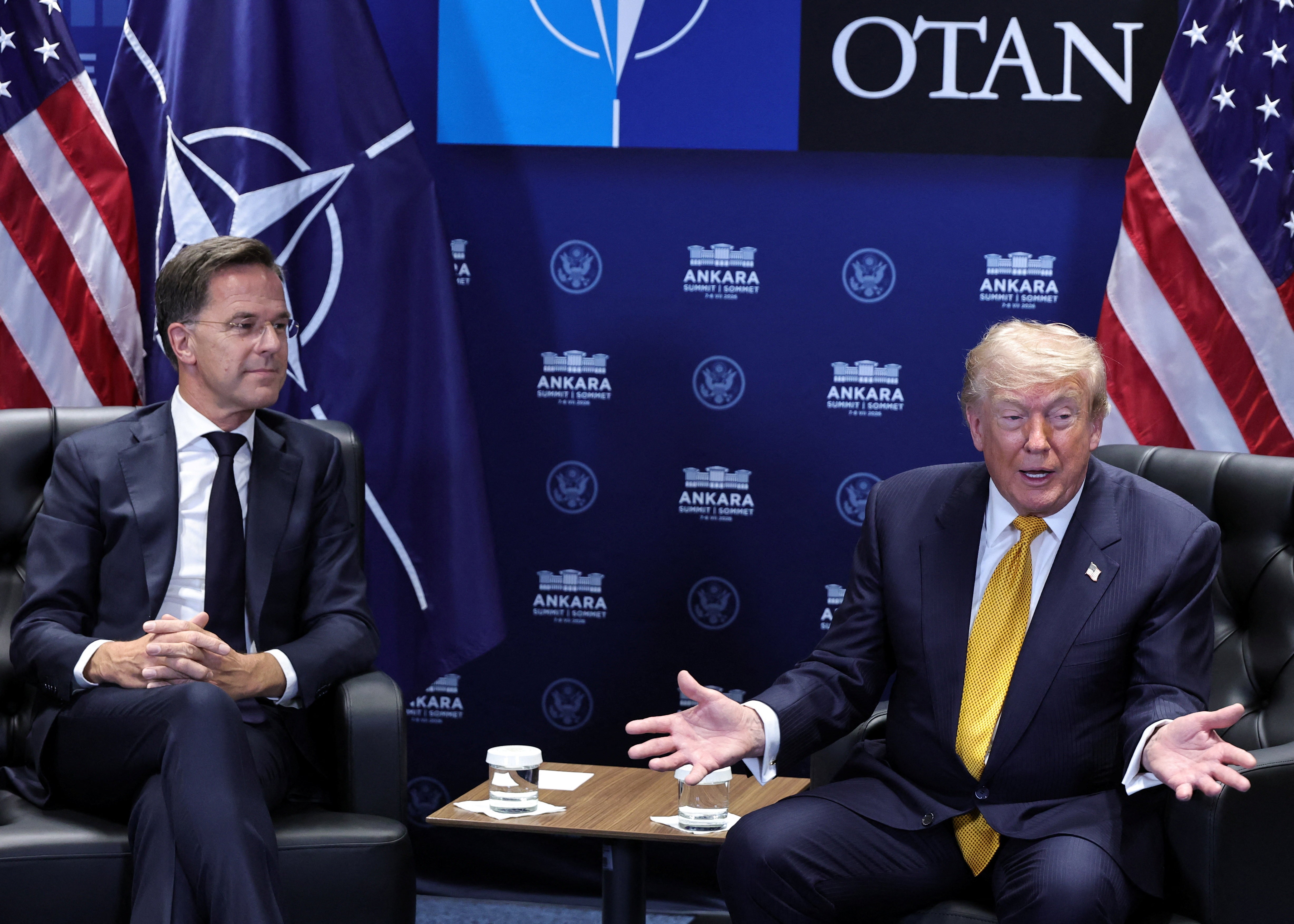 Trump diz estar 'muito irritado' com a Otan, volta a pressionar pela Groenlândia e distribui críticas em cúpula