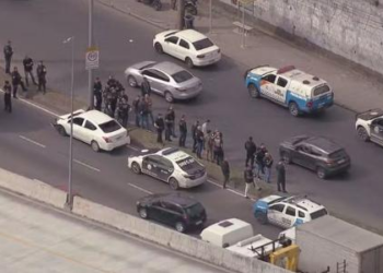 Dois policiais civis são baleados em ataque na avenida Brasil, no Rio