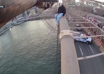 VÍDEO: mulher escala ponte do Brooklyn em Nova York e é salva por policiais