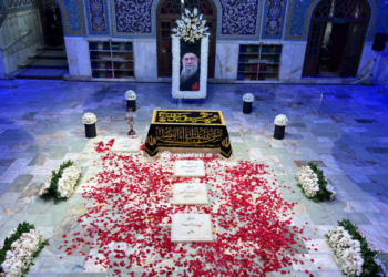 VÍDEO: Irã abre visitas ao túmulo de Ali Khamenei, e iranianos lotam santuário