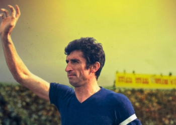 Argentinos homenageiam ex-jogador na partida contra a Suíça