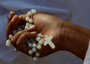 Como os pais influenciam a permanência dos filhos na religião