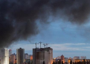 Ataque da Rússia deixa dois mortos e feridos na capital da Ucrânia