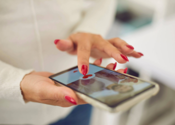 Adeus aos aplicativos? Mulheres voltam ao offline para encontrar parceiros