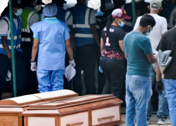 Como é o necrotério improvisado onde cadáveres se acumulam a céu aberto após terremotos na Venezuela: 'Estou com medo do que vou encontrar lá'