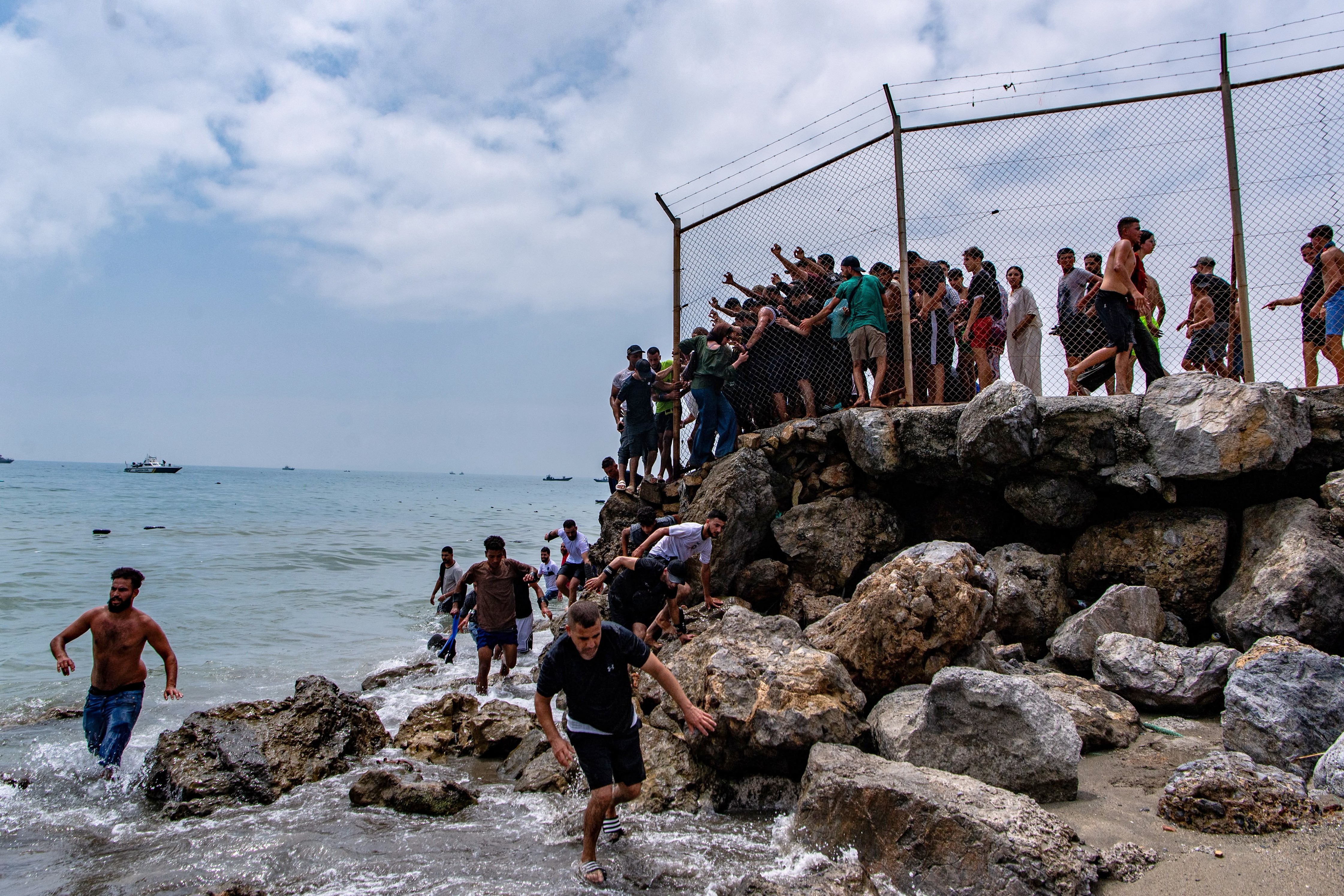 Morrem 10 pessoas no mar durante travessia do Marrocos a Ceuta em meio a nova onda migratória