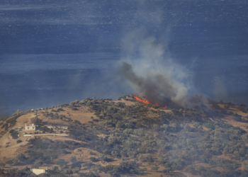 Incêndios avançam na Grécia e moradores são evacuados na região de Atenas