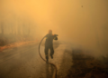 Prefeito é preso sob suspeita de causar incêndio florestal na região de Atenas