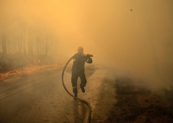 Prefeito é preso sob suspeita de causar incêndio florestal na região de Atenas