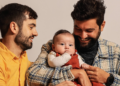 Homens gays transformam sonho antes considerado impossível em novas formas de paternidade