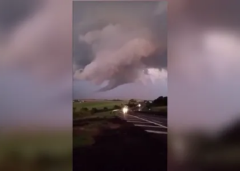 Morador registra formação de nuvem funil durante chuva em Marilândia do Sul (PR)