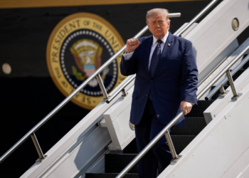 Um estratagema elaborado: Trump usou secretamente um jato militar para deixar a Turquia em meio a ameaças