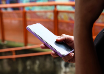 Metade dos adolescentes brasileiros passa mais tempo online do que gostaria, diz pesquisa