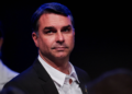 Plano de Flávio Bolsonaro para educação replica o pai em alfabetização e quer pagar aluno para dar reforço
