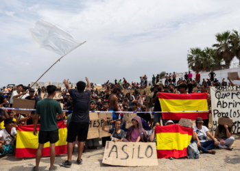 Centenas de imigrantes protestam em Ceuta e pedem asilo