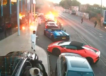 VÍDEO: carros de luxo são incendiados com coquetéis molotov no Reino Unido