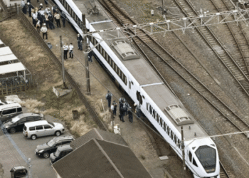 Trem expresso atropela e mata quatro trabalhadores em estação no Japão
