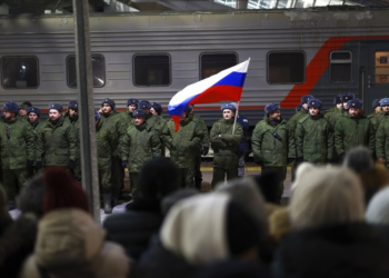 Rússia quer aumentar produção de mísseis e recrutar 300 mil novos soldados para guerra na Ucrânia, afirma Zelensky