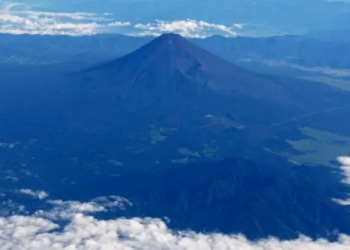 Pai deixa filho de 7 anos sozinho em caminhada no Monte Fuji