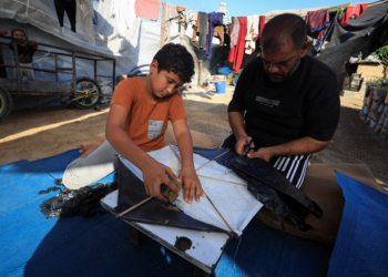 Crianças palestinas são proibidas de soltar pipa em Gaza após Israel ameaçar novos ataques por causa de brinquedo