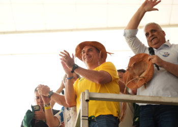 Flávio Bolsonaro faz primeira visita ao Nordeste com centrão ausente e aposta em apoio no 2º turno