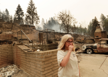 Incêndios florestais destroem mais de 600 imóveis e autoridades evacuam 5 mil casas em Washington
