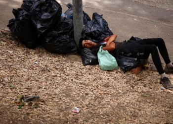Migrantes que não retornaram para Marrocos dormem ao relento em Ceuta