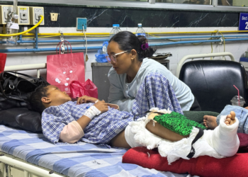 Mãe reencontra filho de 8 anos que subiu em árvores para sobreviver à avalanche no Nepal: 'Achei que tivesse morrido'