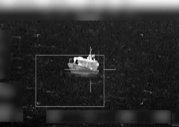 EUA destroem embarcação suspeita de apoiar o tráfico de drogas em operação conjunta com o Equador
