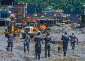 Governo do Nepal volta atrás e aceita ajuda internacional; cerca de 3 mil seguem desaparecidos